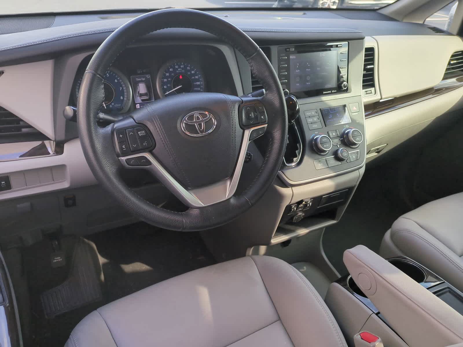 2020 Toyota Sienna XLE 29