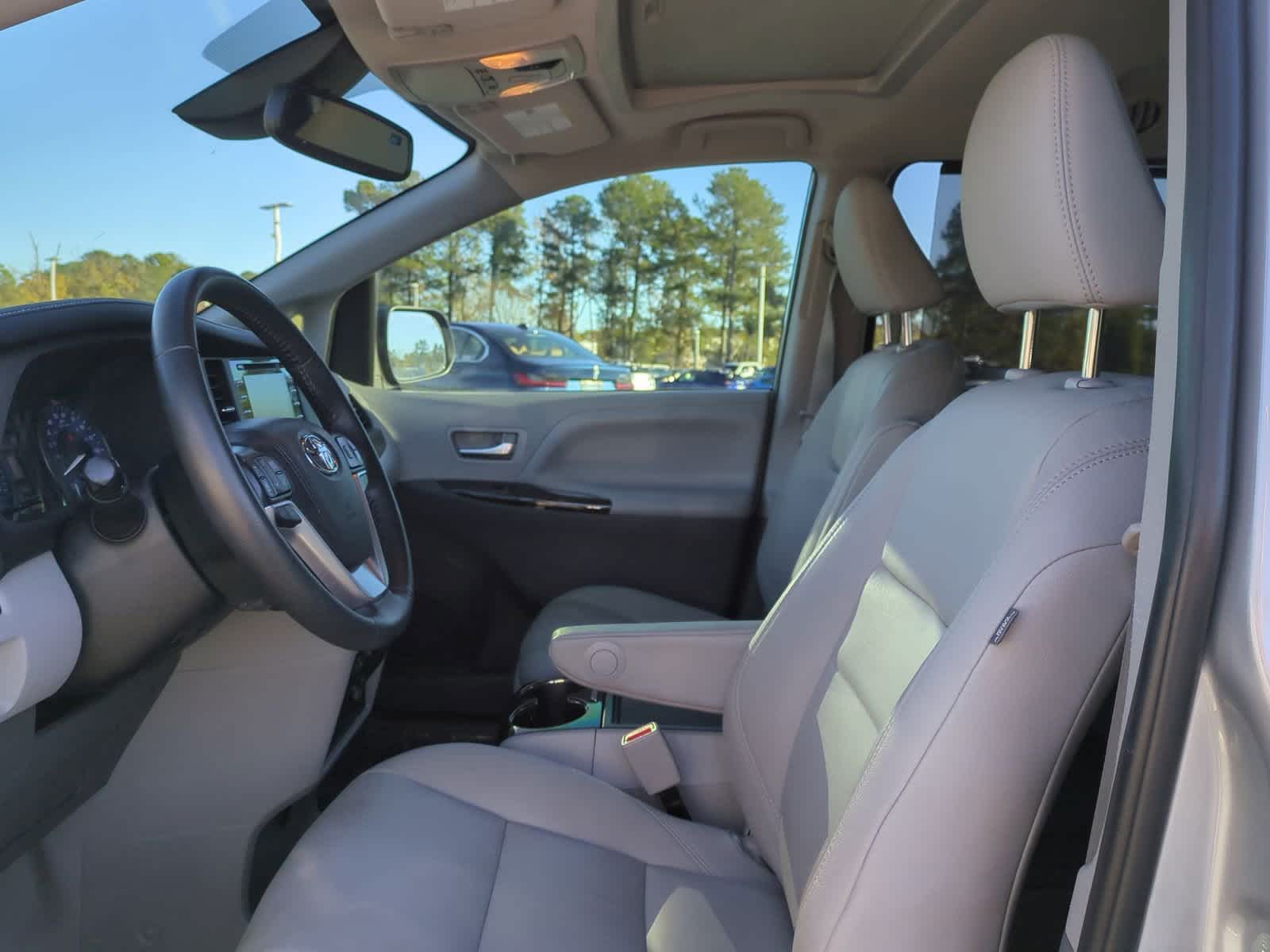 2020 Toyota Sienna XLE 16