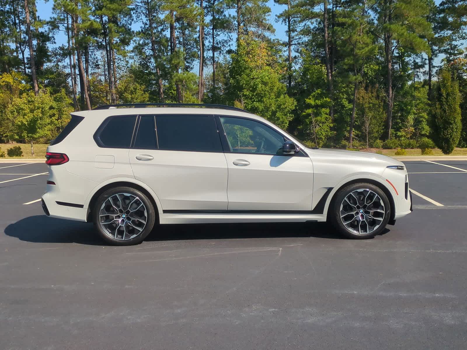 2025 BMW X7 M60i 11