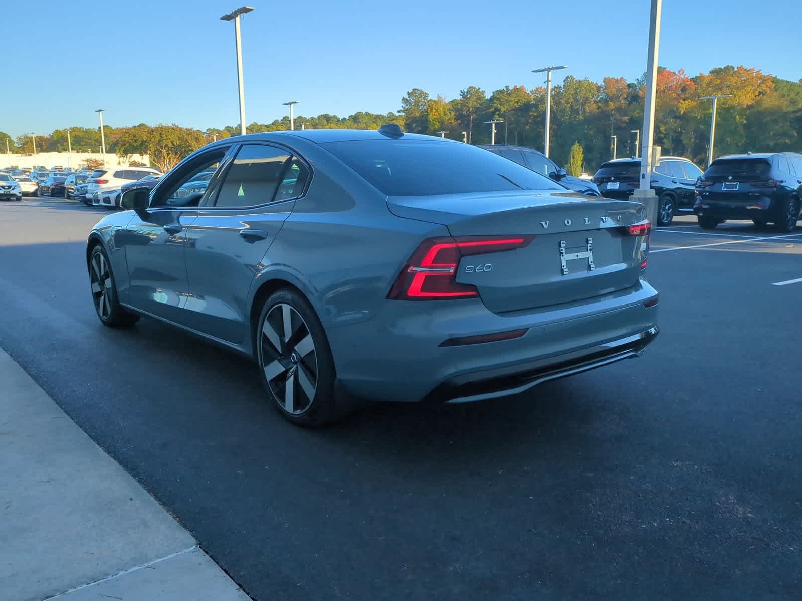 2024 Volvo S60 Recharge Plug-In Hybrid Plus Dark Theme 8