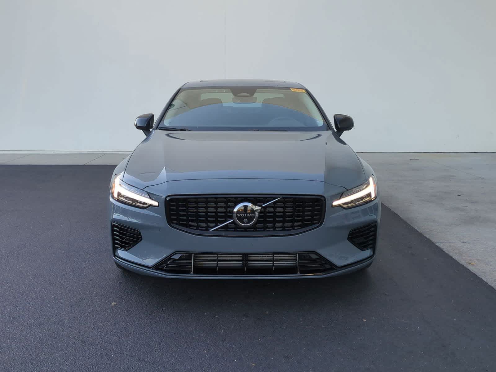 2024 Volvo S60 Recharge Plug-In Hybrid Plus Dark Theme 3