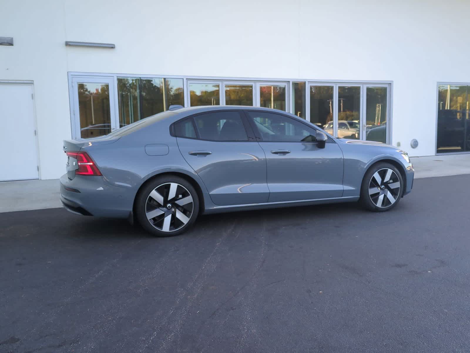 2024 Volvo S60 Recharge Plug-In Hybrid Plus Dark Theme 10