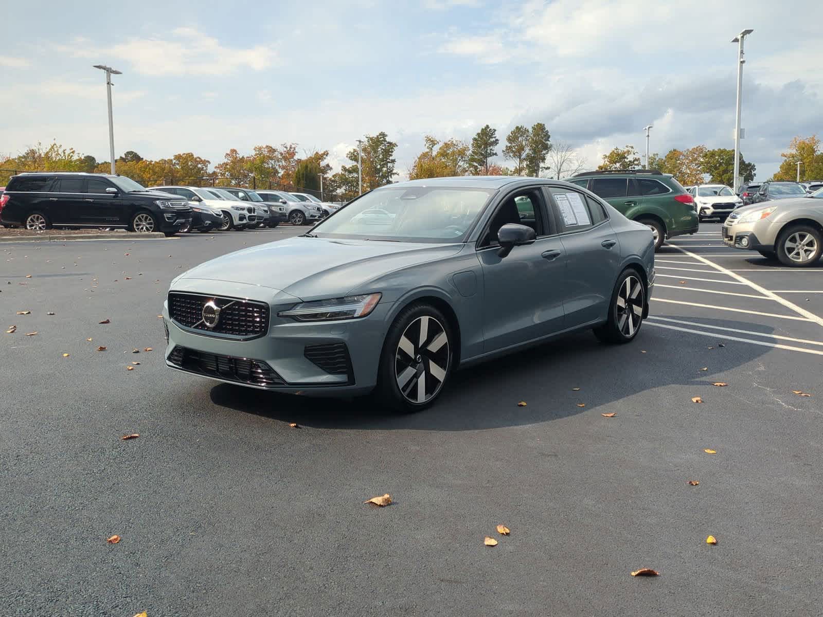 2024 Volvo S60 Recharge Plug-In Hybrid Plus Dark Theme 4