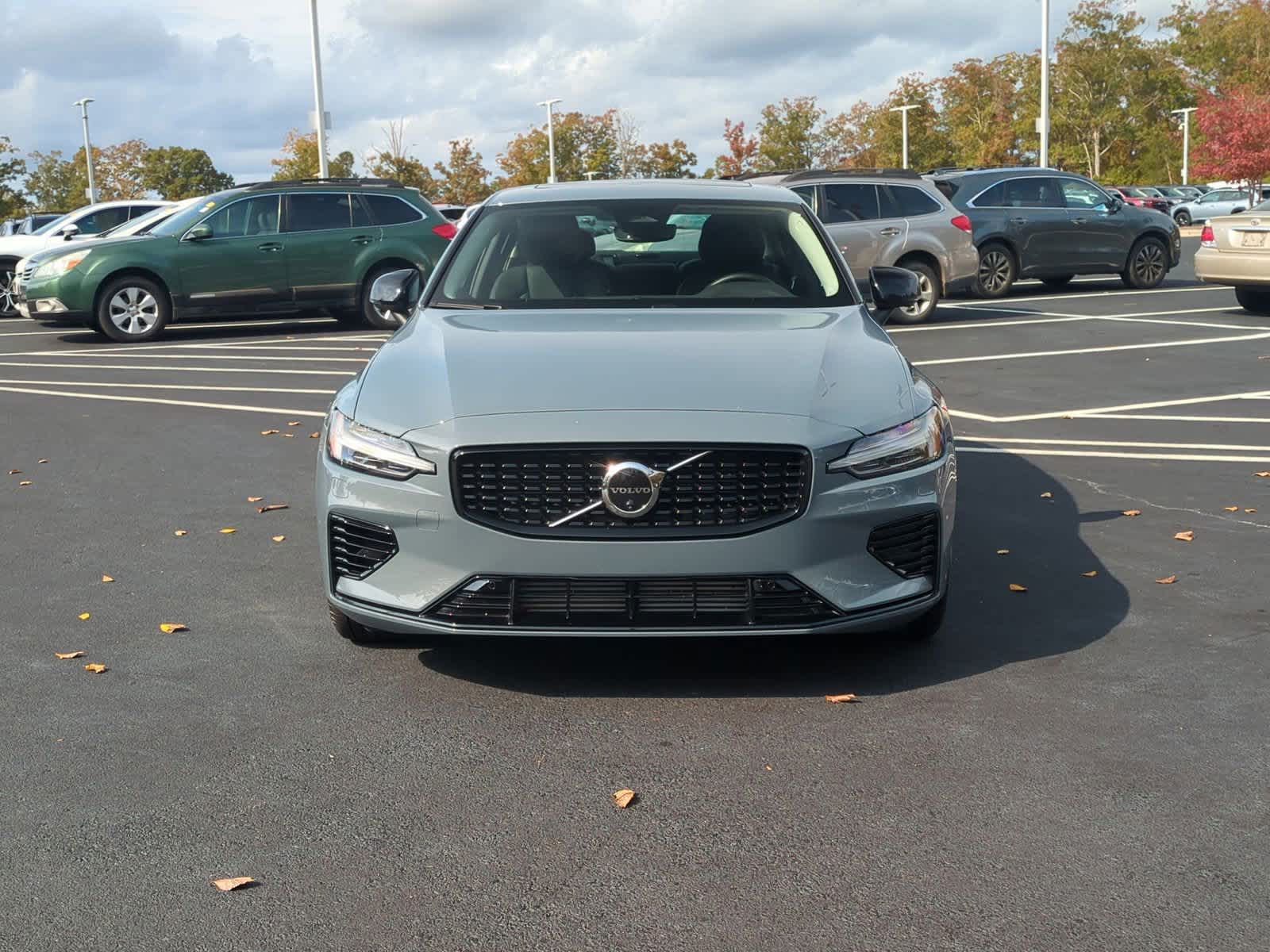 2024 Volvo S60 Recharge Plug-In Hybrid Plus Dark Theme 3