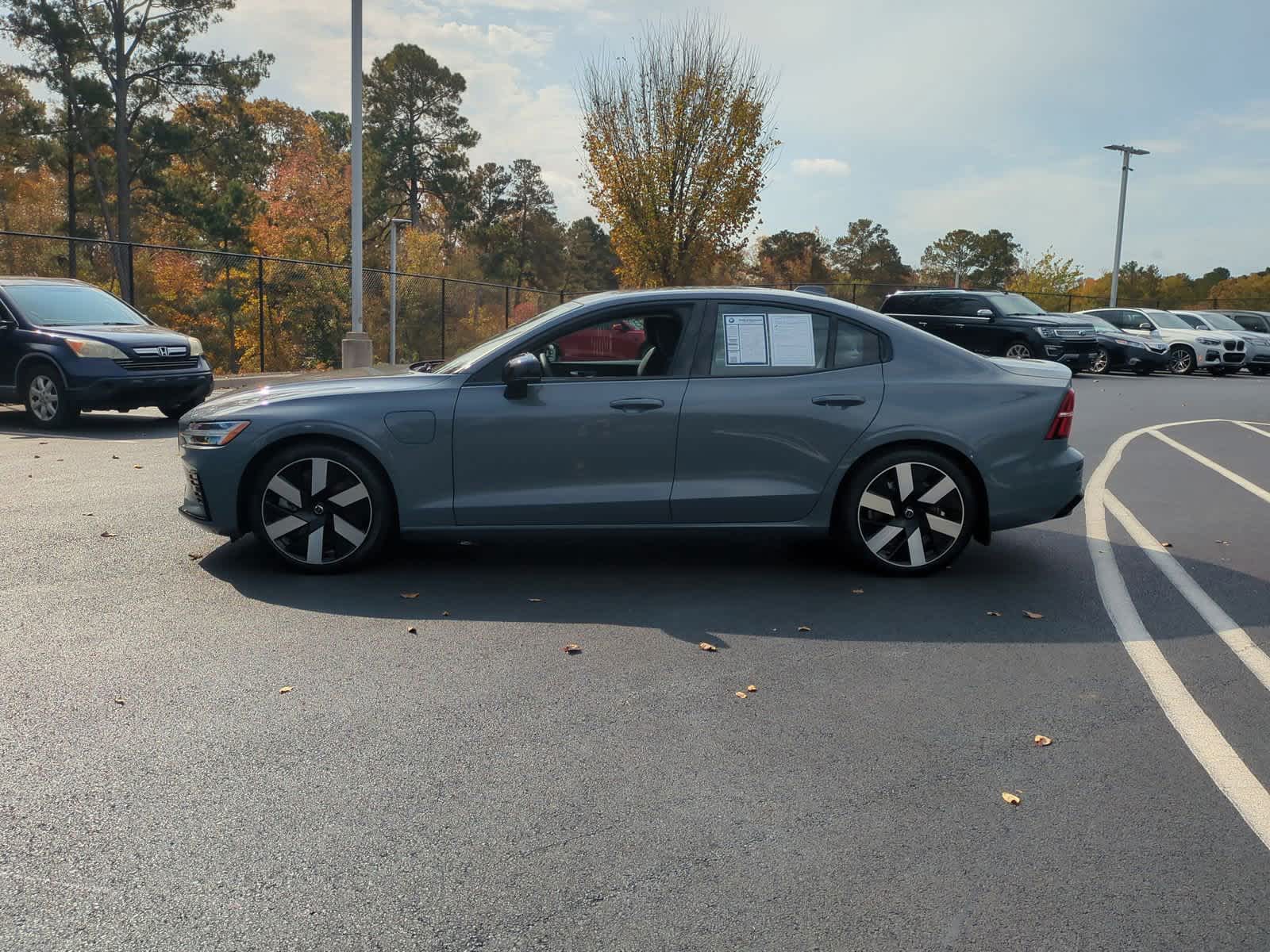 2024 Volvo S60 Recharge Plug-In Hybrid Plus Dark Theme 7