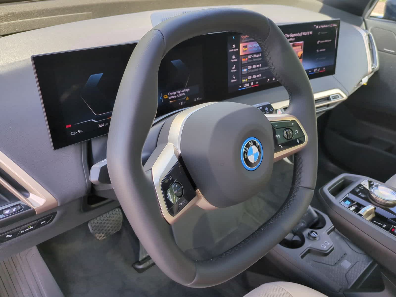 2025 BMW iX xDrive50 18