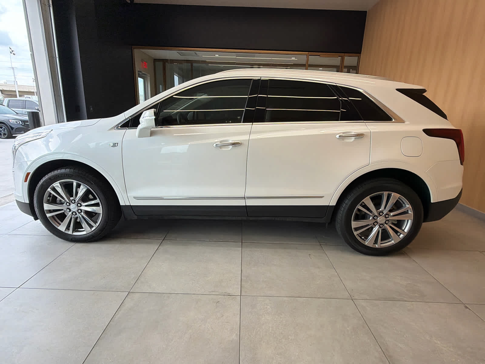 2024 Cadillac XT5 FWD Premium Luxury Crystal White Tricoat at Texan GMC Buick