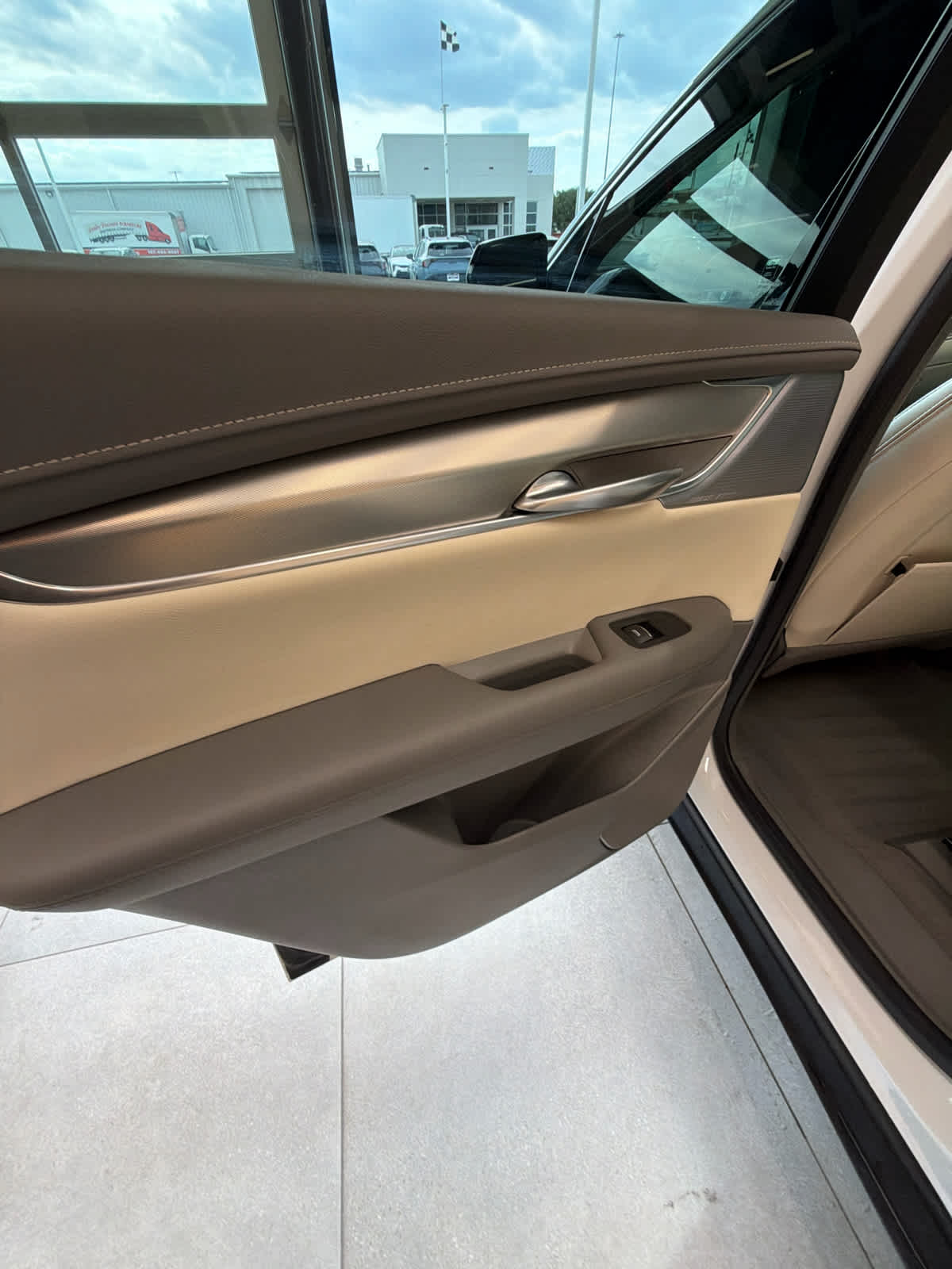 2024 Cadillac XT5 FWD Premium Luxury Crystal White Tricoat at Texan GMC Buick