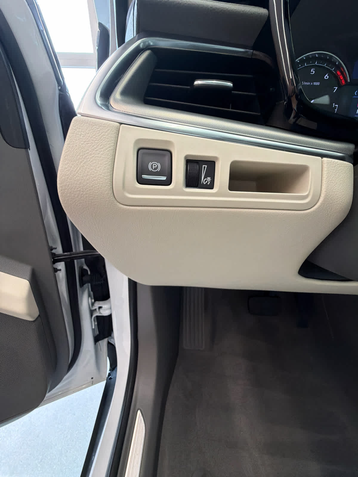2024 Cadillac XT5 FWD Premium Luxury Crystal White Tricoat at Texan GMC Buick