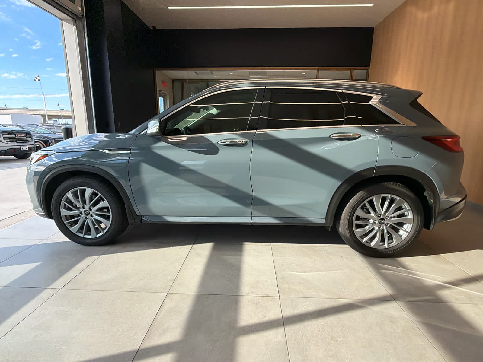 2024 INFINITI QX50 photo 7 of 38