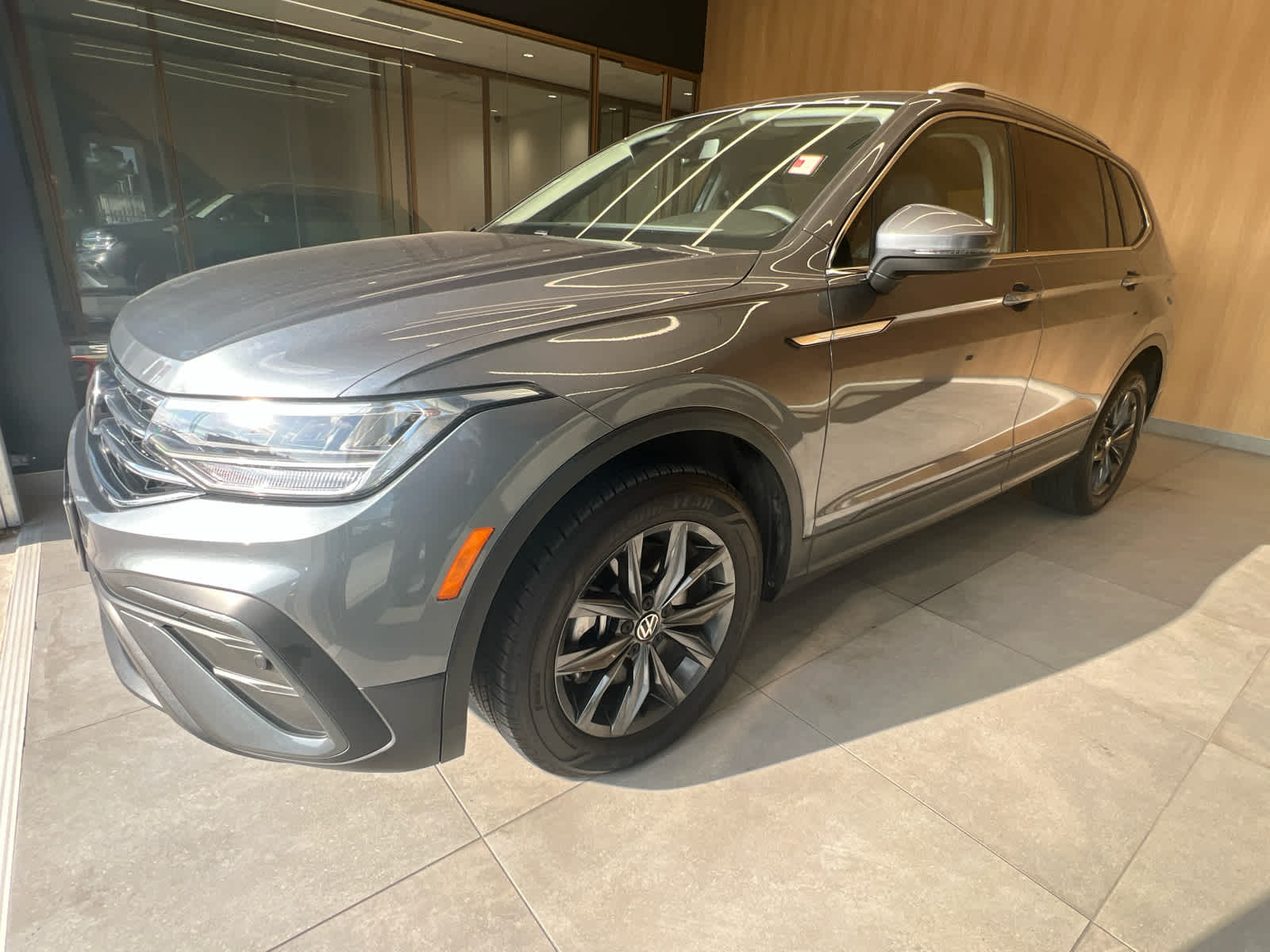 2023 Volkswagen Tiguan SE - 1