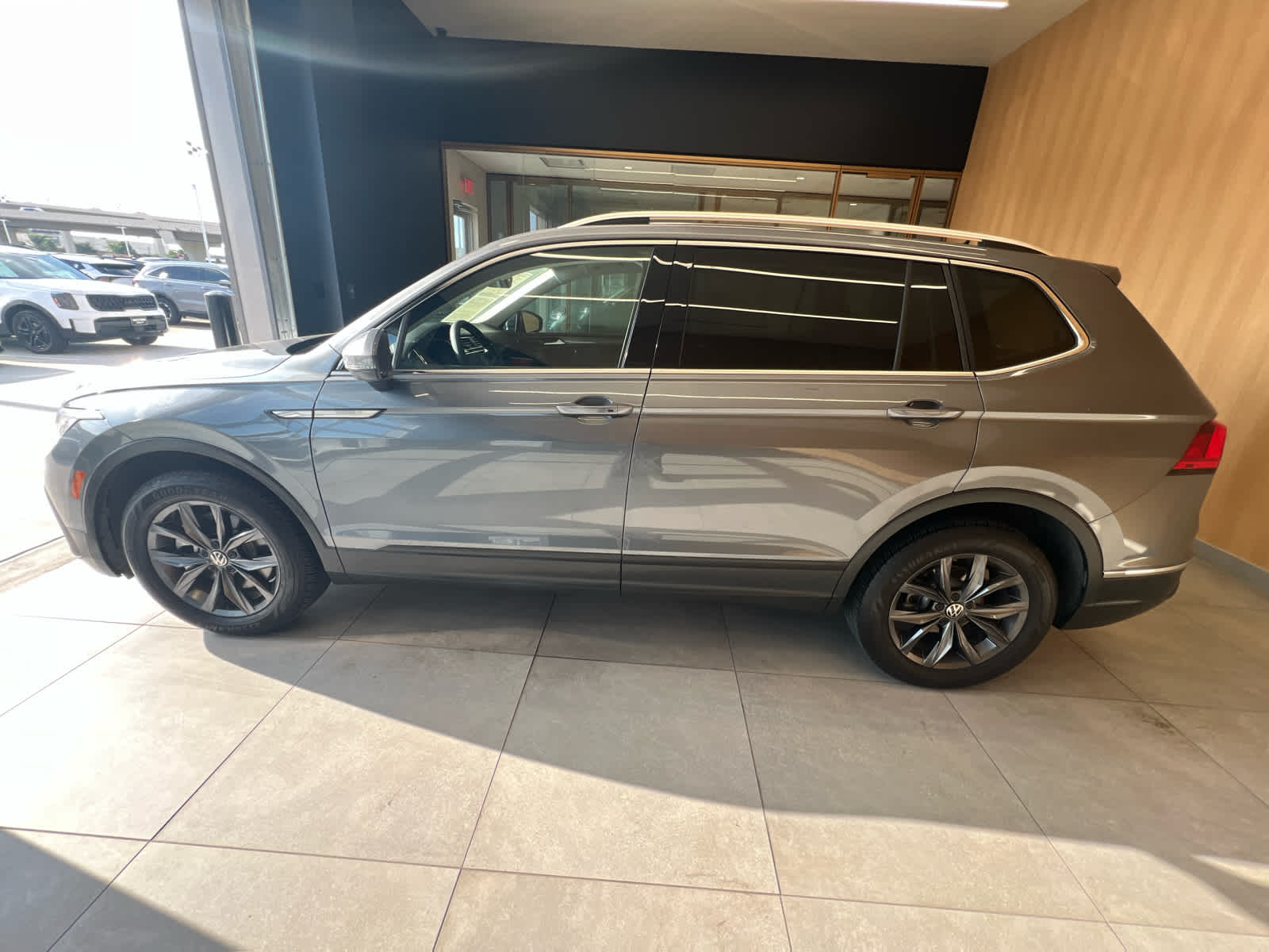 2023 Volkswagen Tiguan SE - 6
