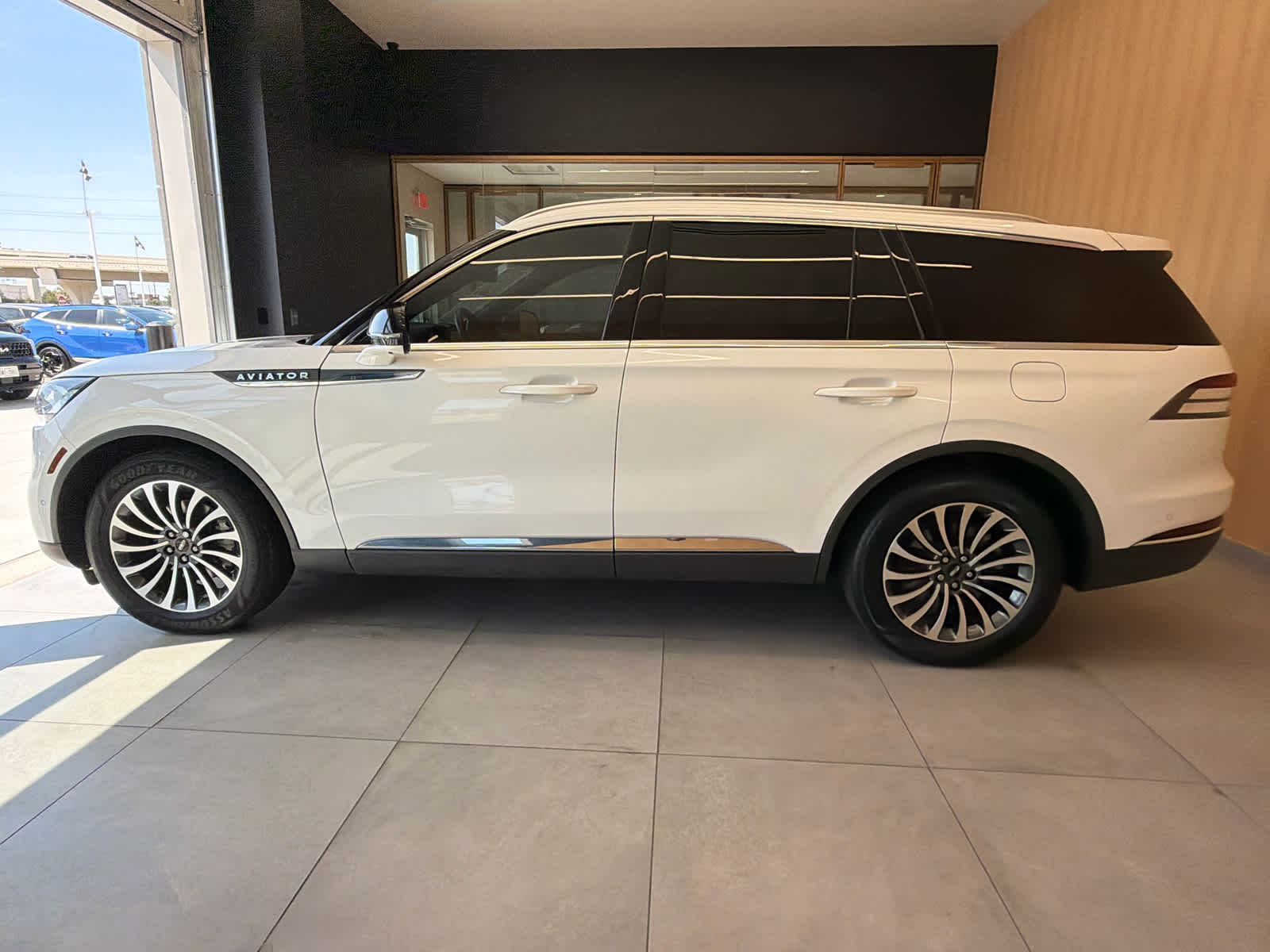 2022 Lincoln Aviator Reserve Pristine White Metallic Tri-Coat at Beck & Masten Kia