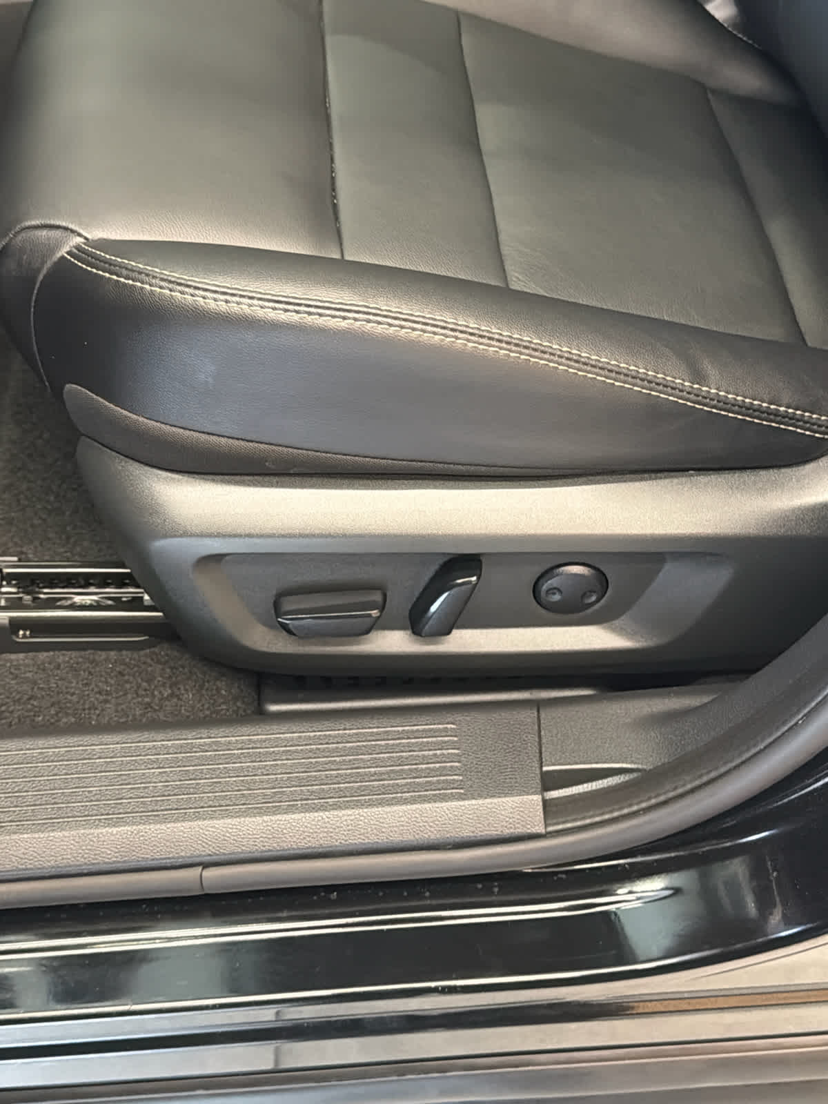 2023 Nissan Rogue photo 16 of 41