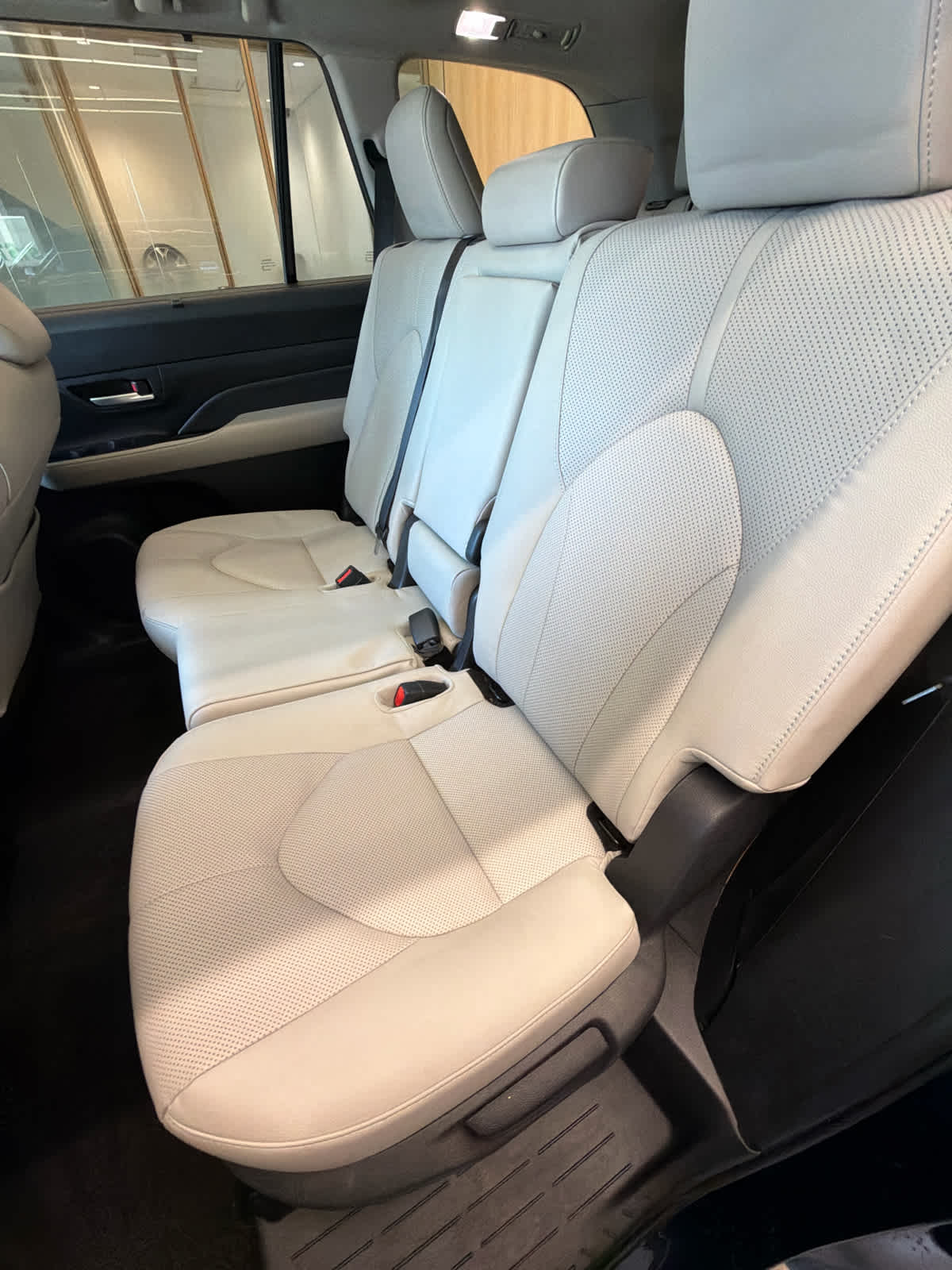 2024 Toyota Grand Highlander photo 28 of 37