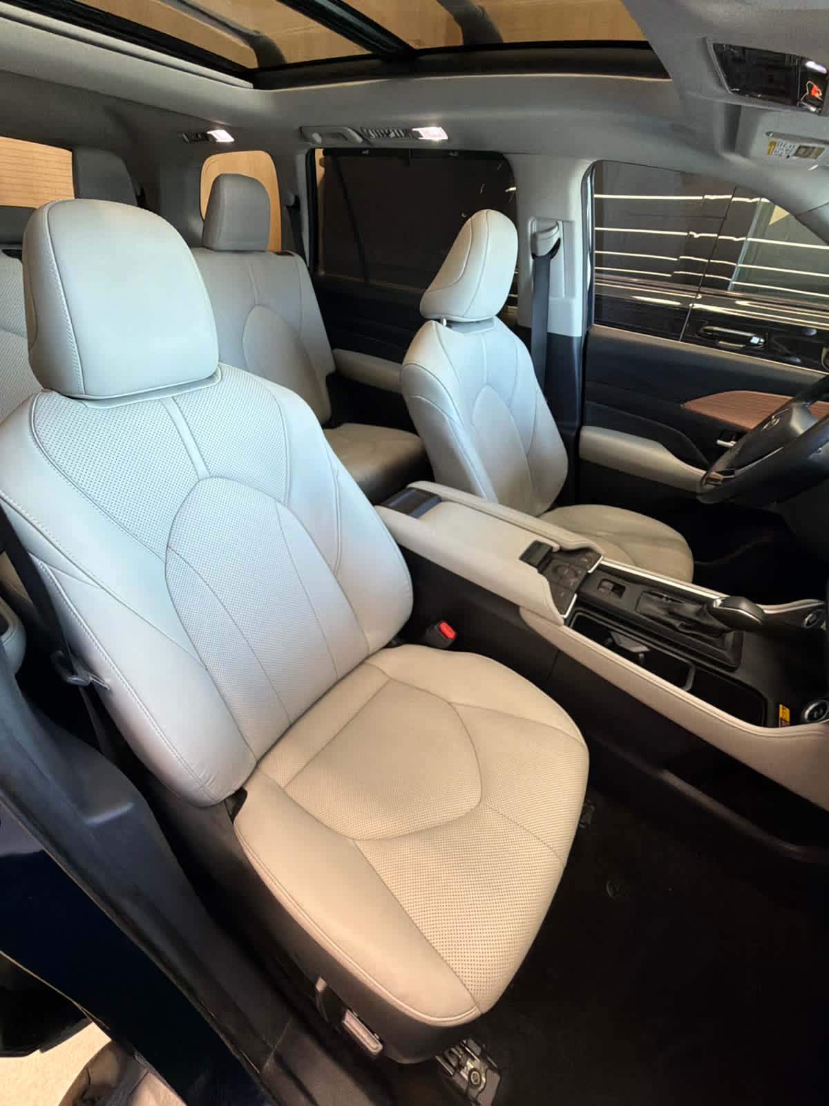 2024 Toyota Grand Highlander photo 33 of 37