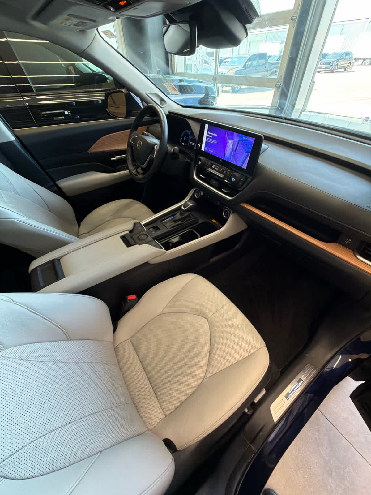 2024 Toyota Grand Highlander photo 34 of 37