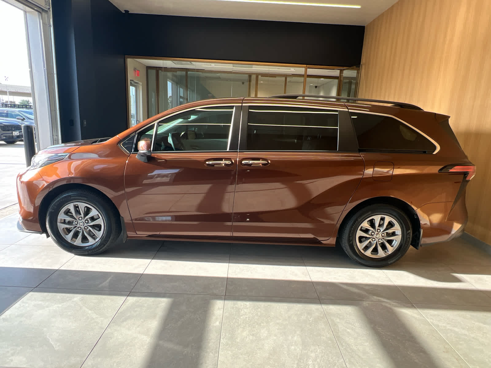 2022 Toyota Sienna XLE - 6