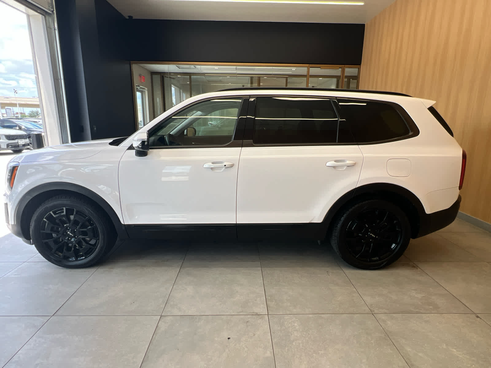 2022 Kia Telluride SX Glacial White Pearl at Westside Kia