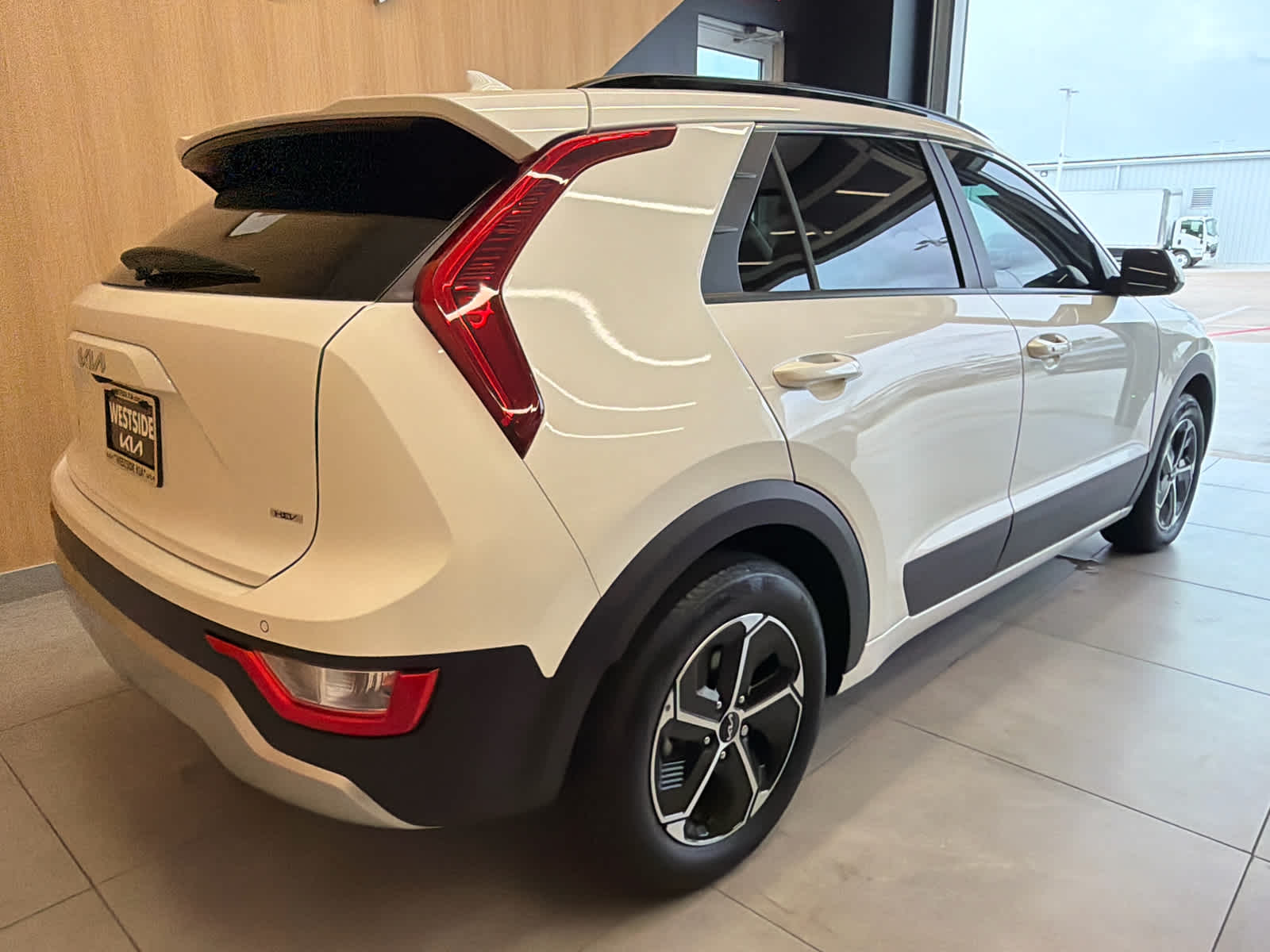2023 Kia Niro photo 4 of 32