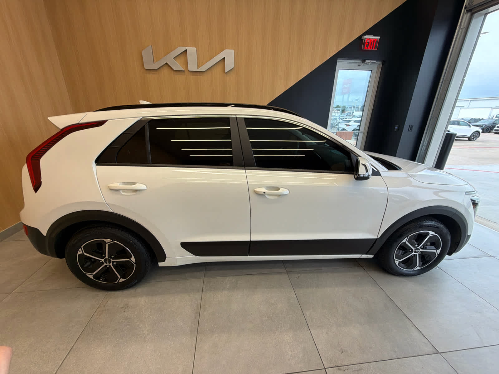 2023 Kia Niro photo 5 of 32