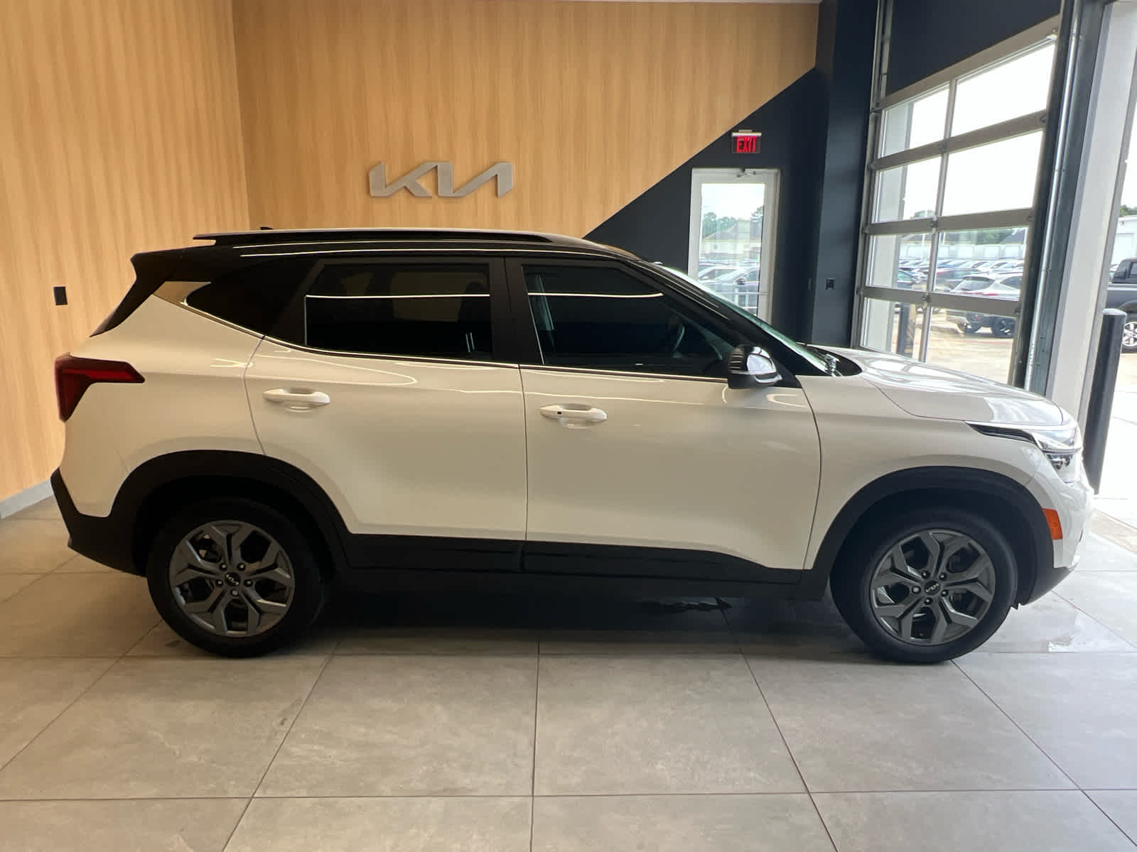 2024 Kia Seltos S Clear White/Black Roof at Beck & Masten Kia