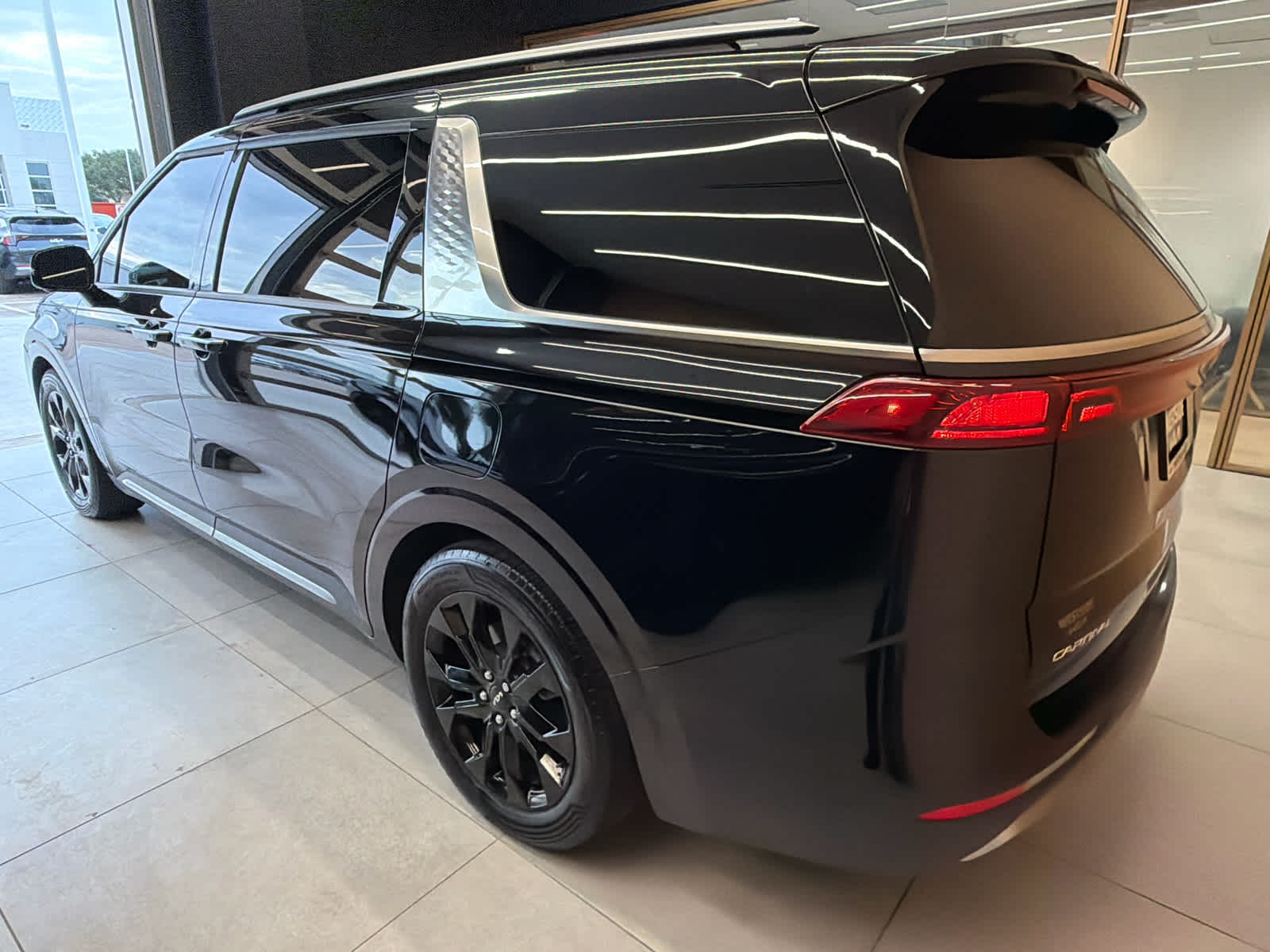 2024 Kia Carnival photo 3 of 39