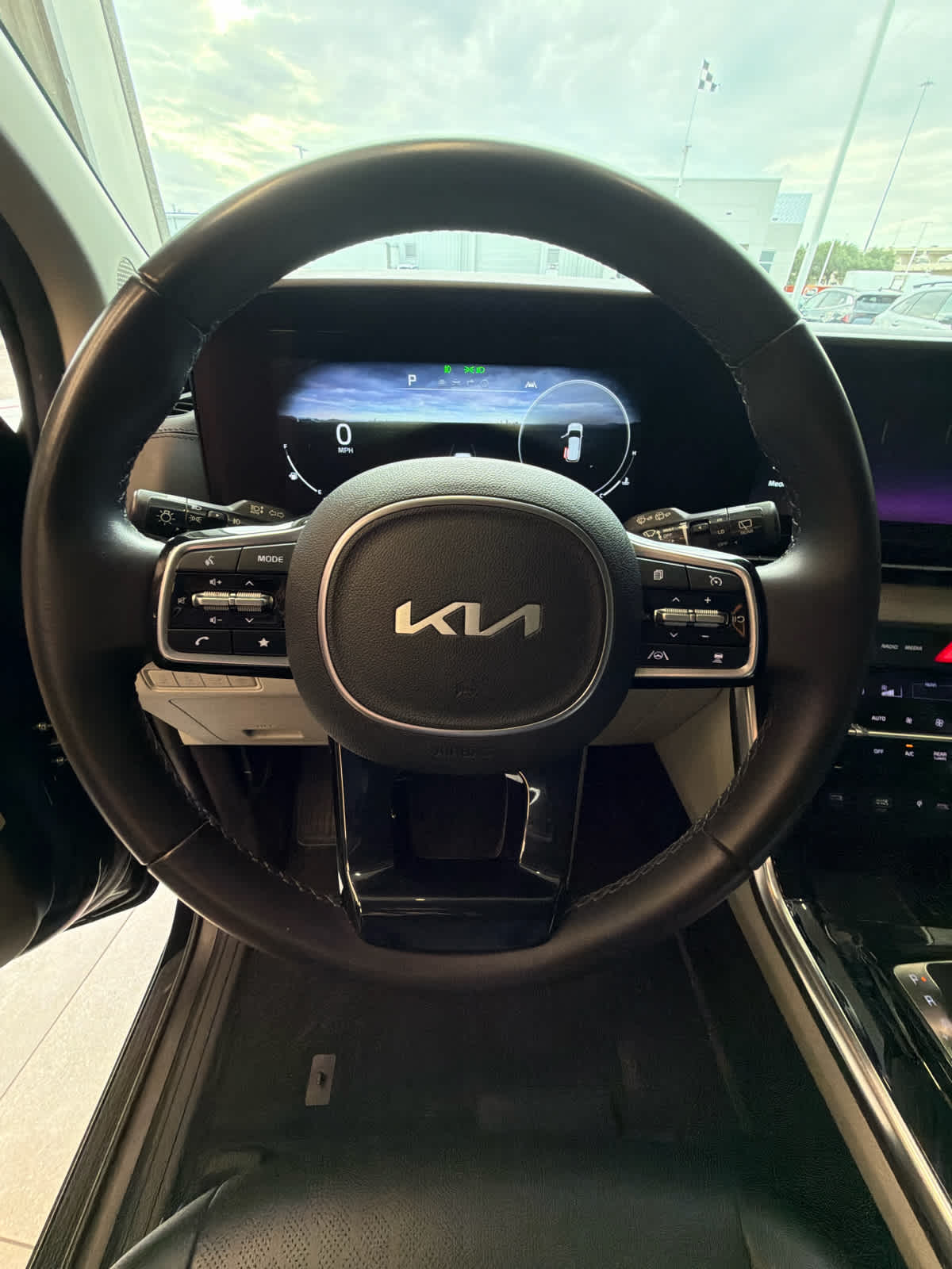 2024 Kia Carnival photo 17 of 39