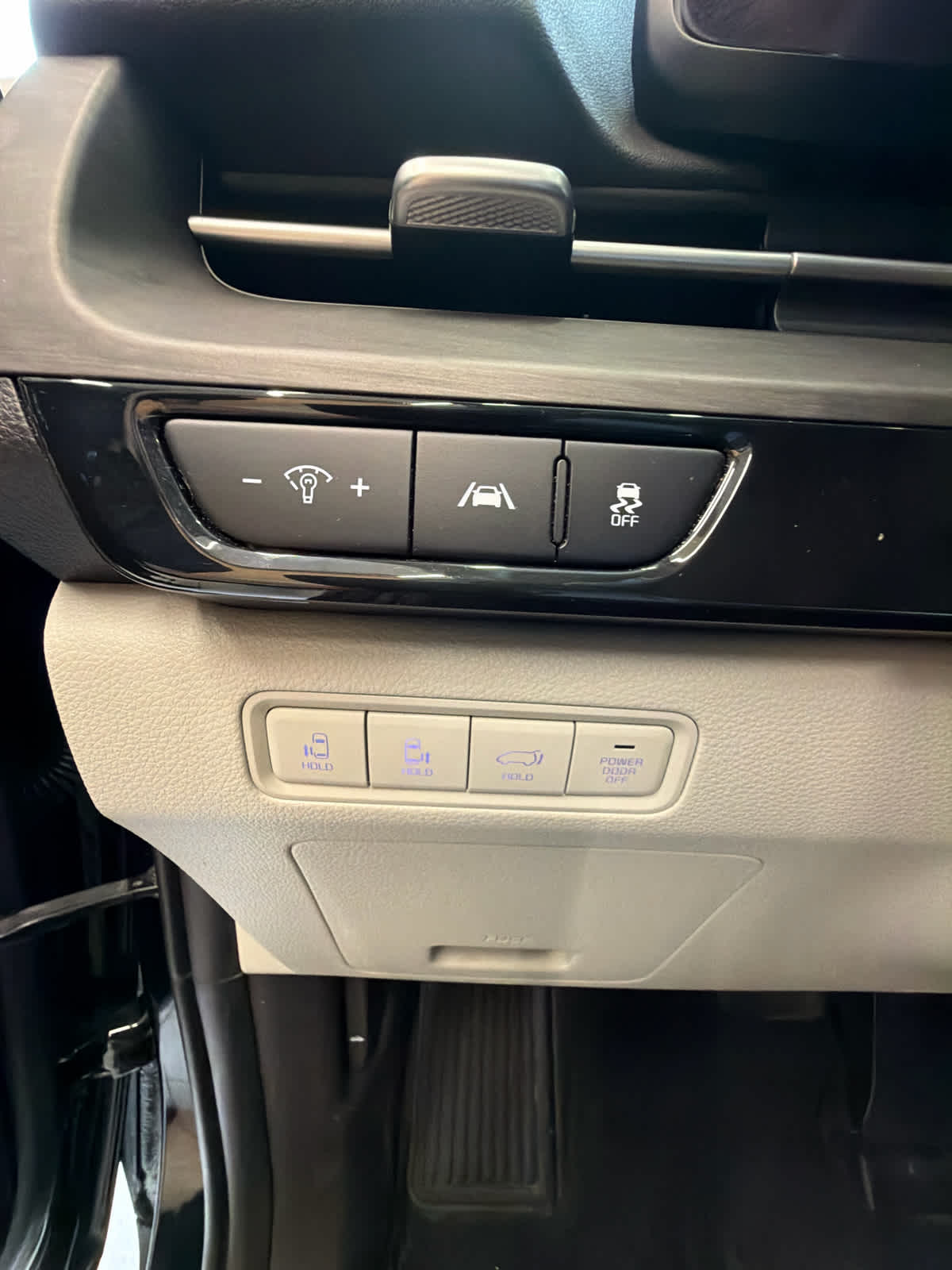 2024 Kia Carnival photo 20 of 39