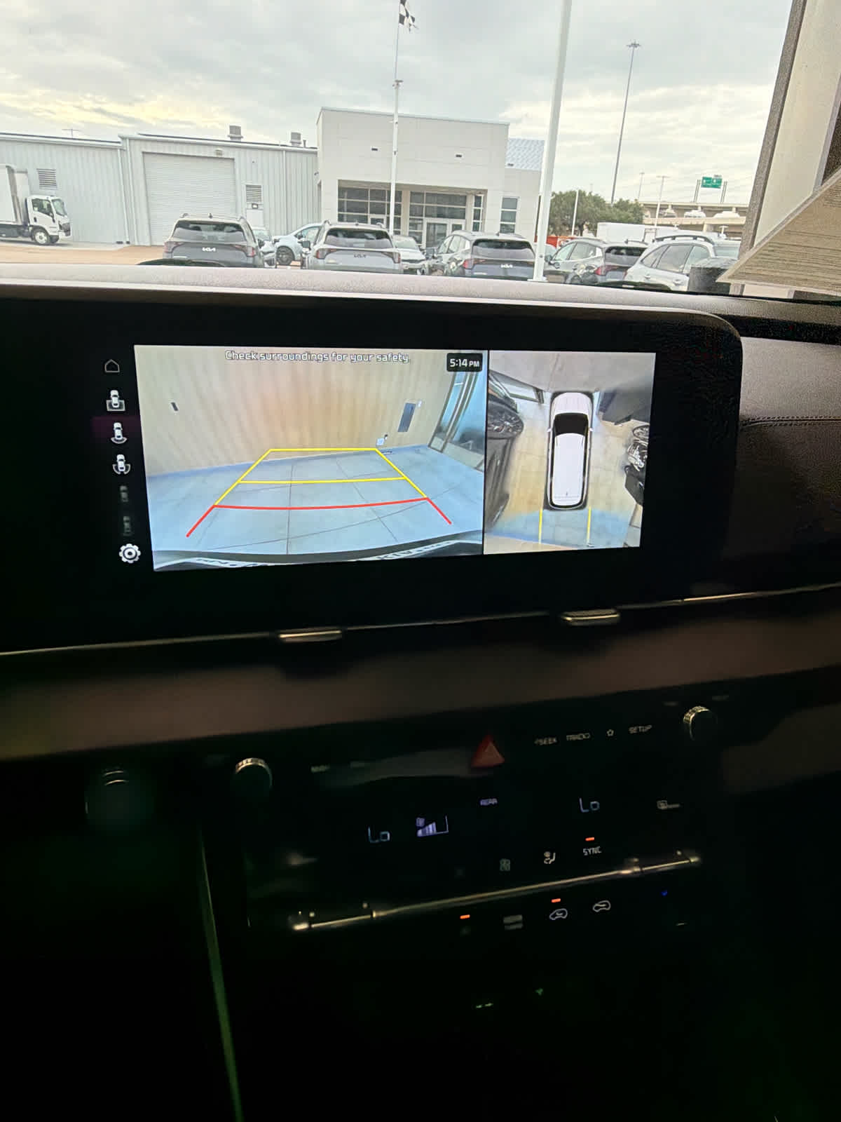 2024 Kia Carnival photo 27 of 39