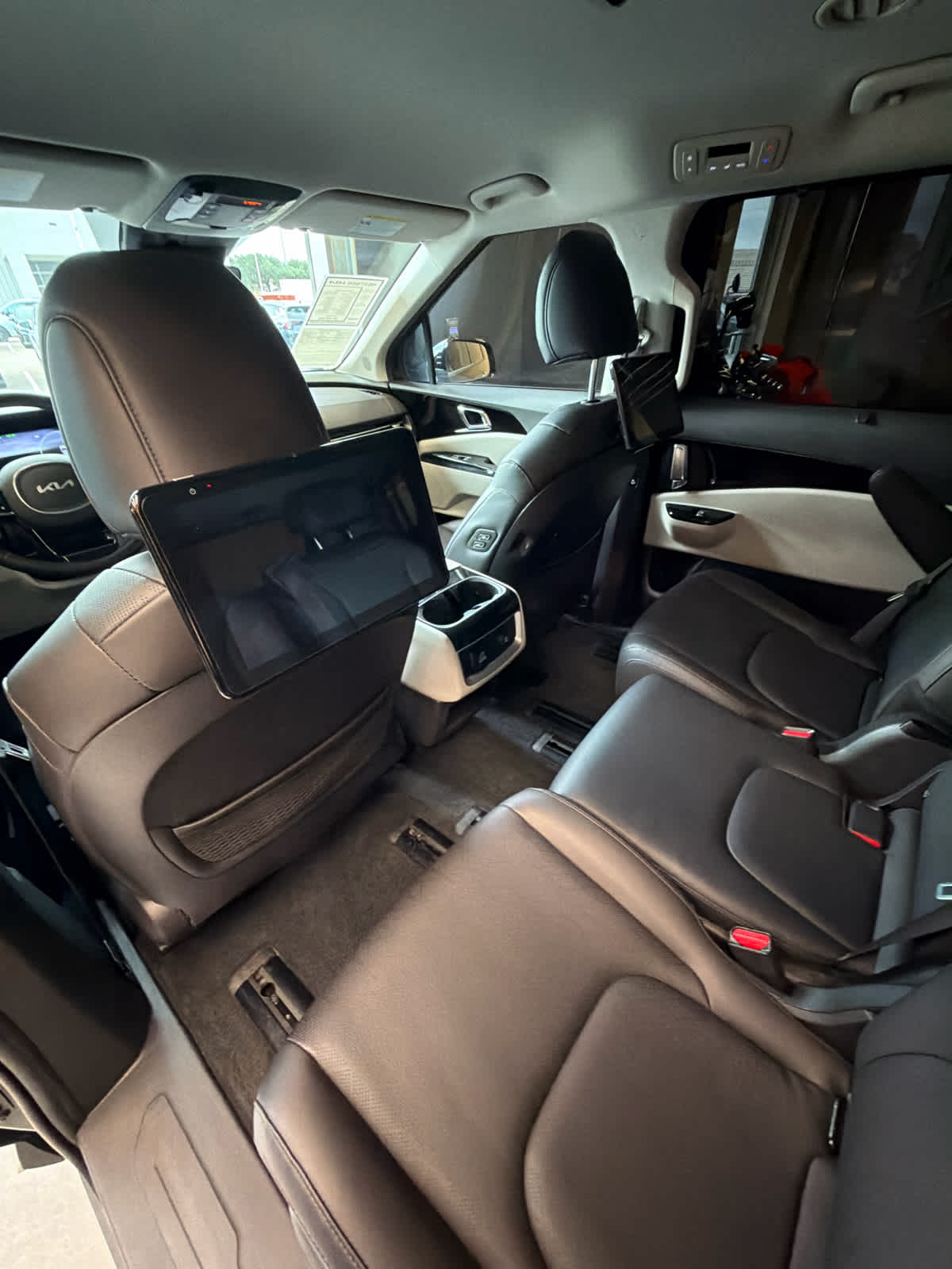 2024 Kia Carnival photo 29 of 39