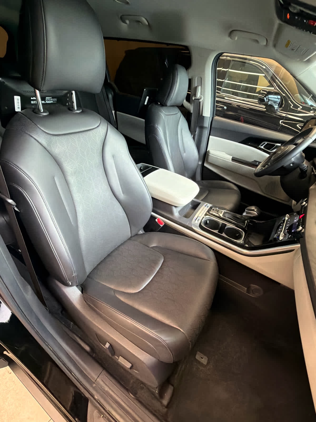 2024 Kia Carnival photo 35 of 39