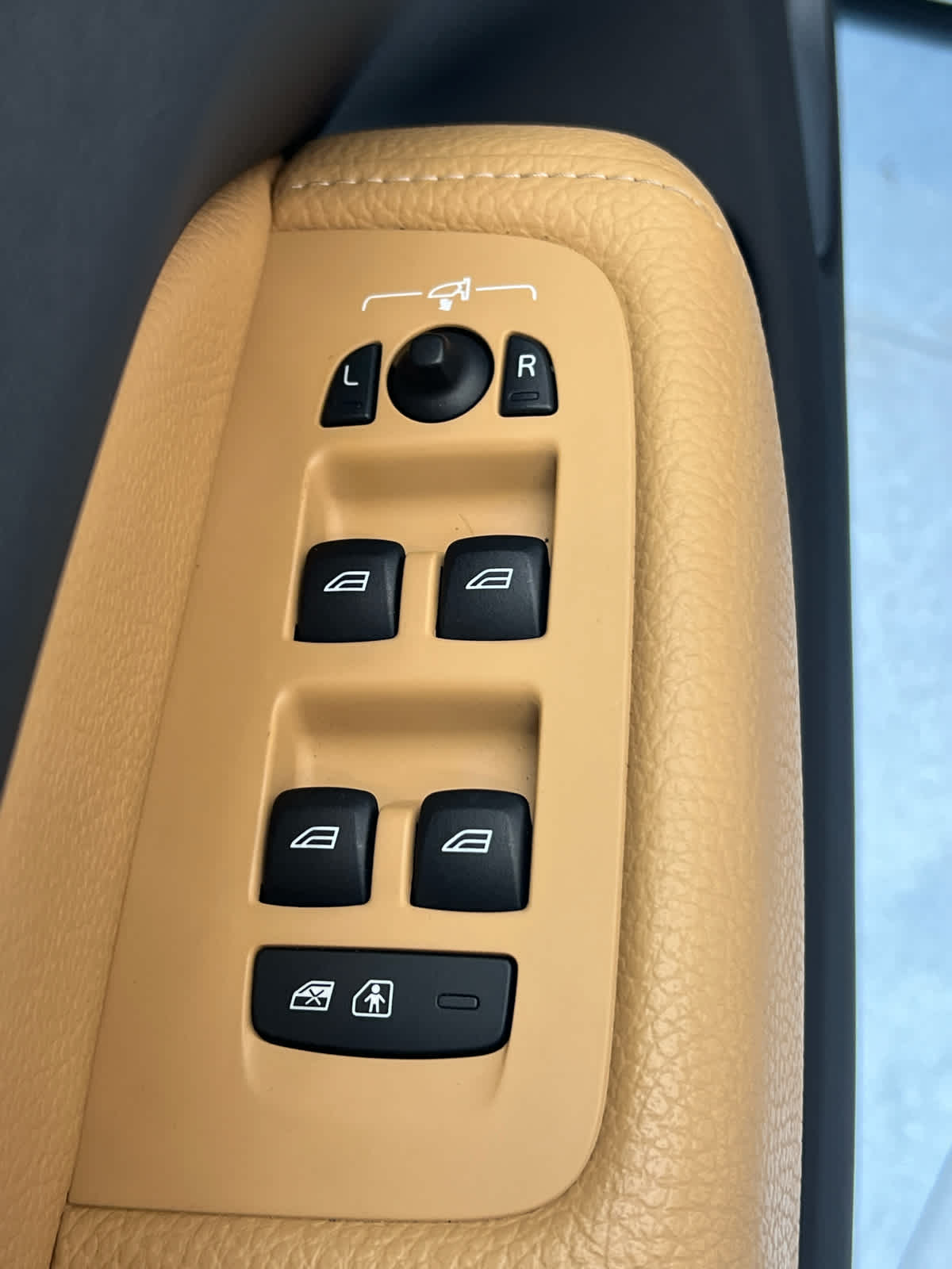 2019 Volvo XC60 Momentum Ice White at Baytown Ford