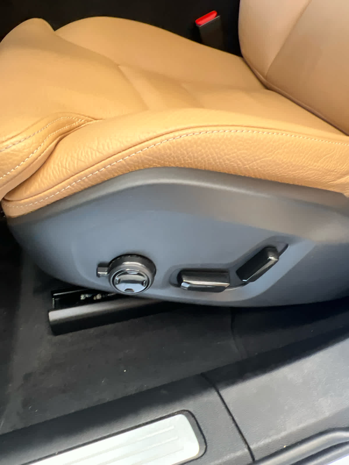 2019 Volvo XC60 Momentum Ice White at Baytown Ford