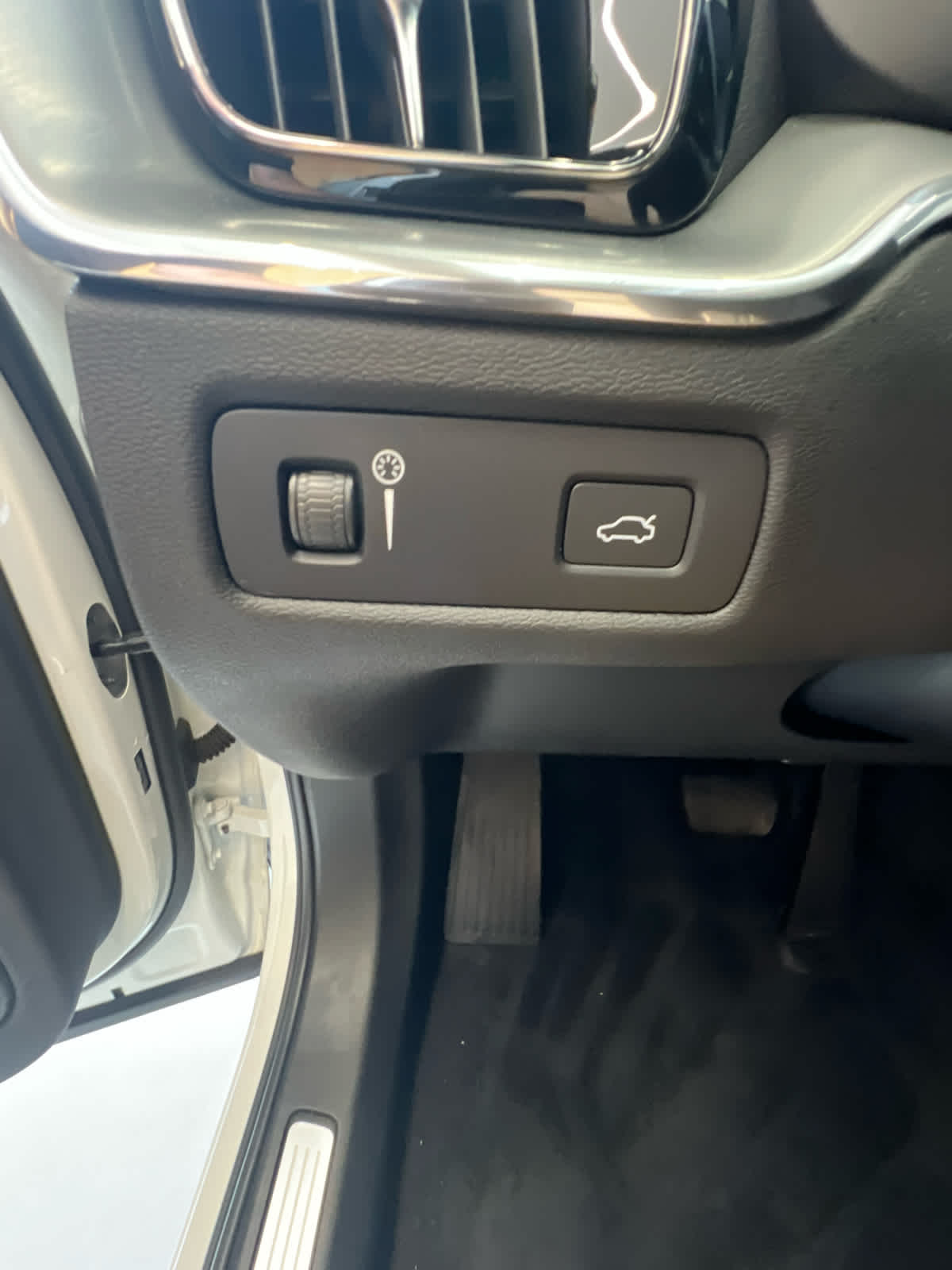 2019 Volvo XC60 Momentum Ice White at Baytown Ford