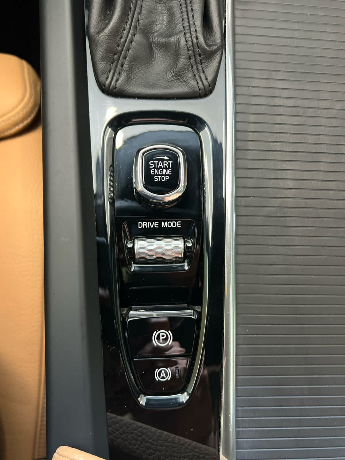 2019 Volvo XC60 Momentum Ice White at Baytown Ford