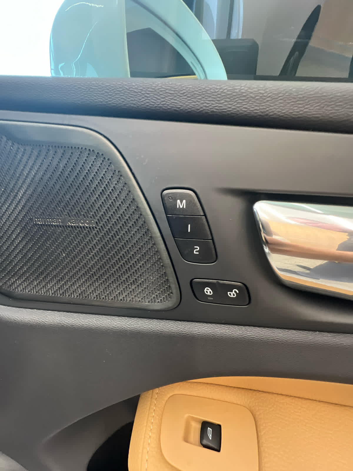 2019 Volvo XC60 Momentum Ice White at Baytown Ford