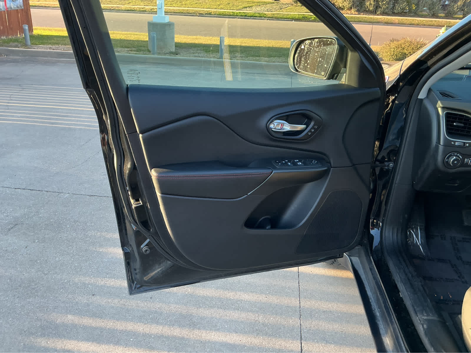 used 2022 Jeep Cherokee car, priced at $29,625