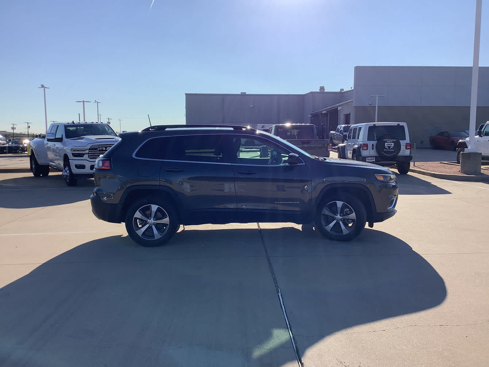 Used Car 2022 Jeep Cherokee  Limited For Sale Under $30,000 In Waco, Texas