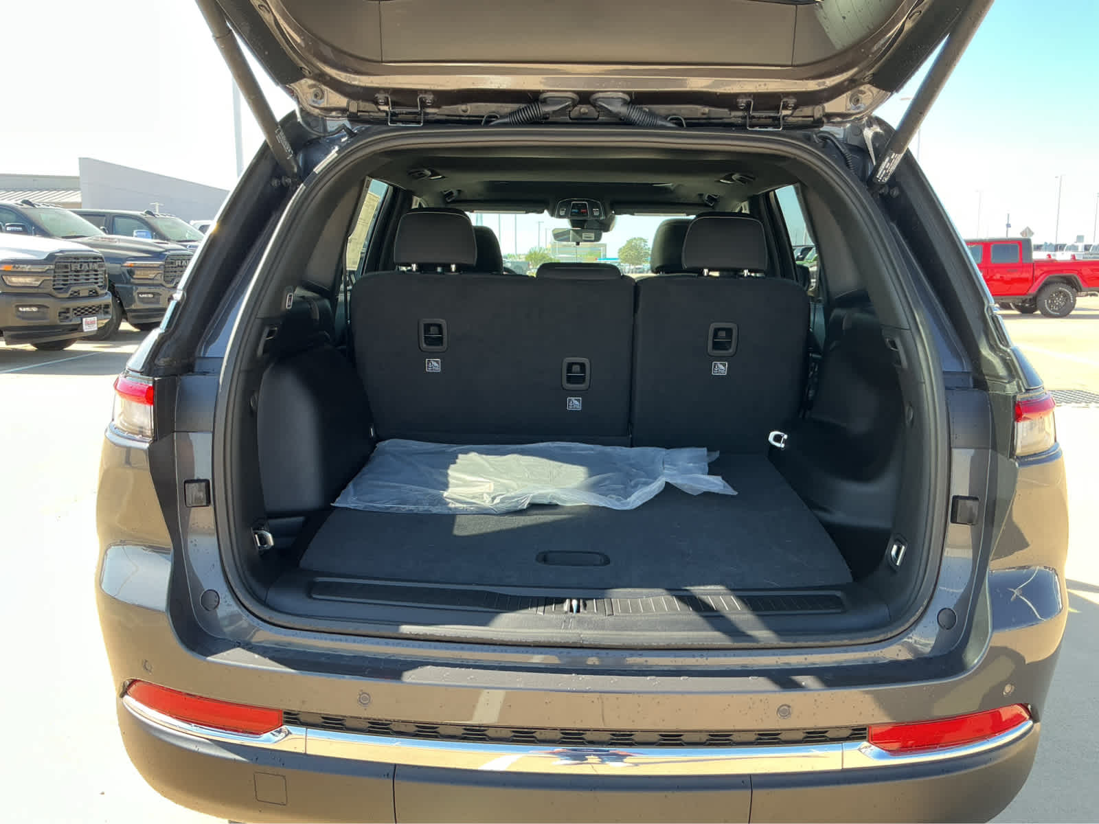 new 2026 Jeep Grand Cherokee car, priced at $43,305