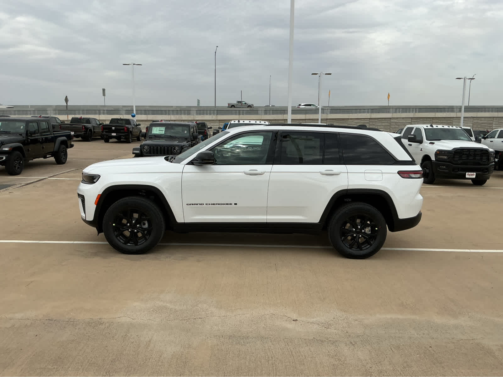 new 2026 Jeep Grand Cherokee car, priced at $45,655