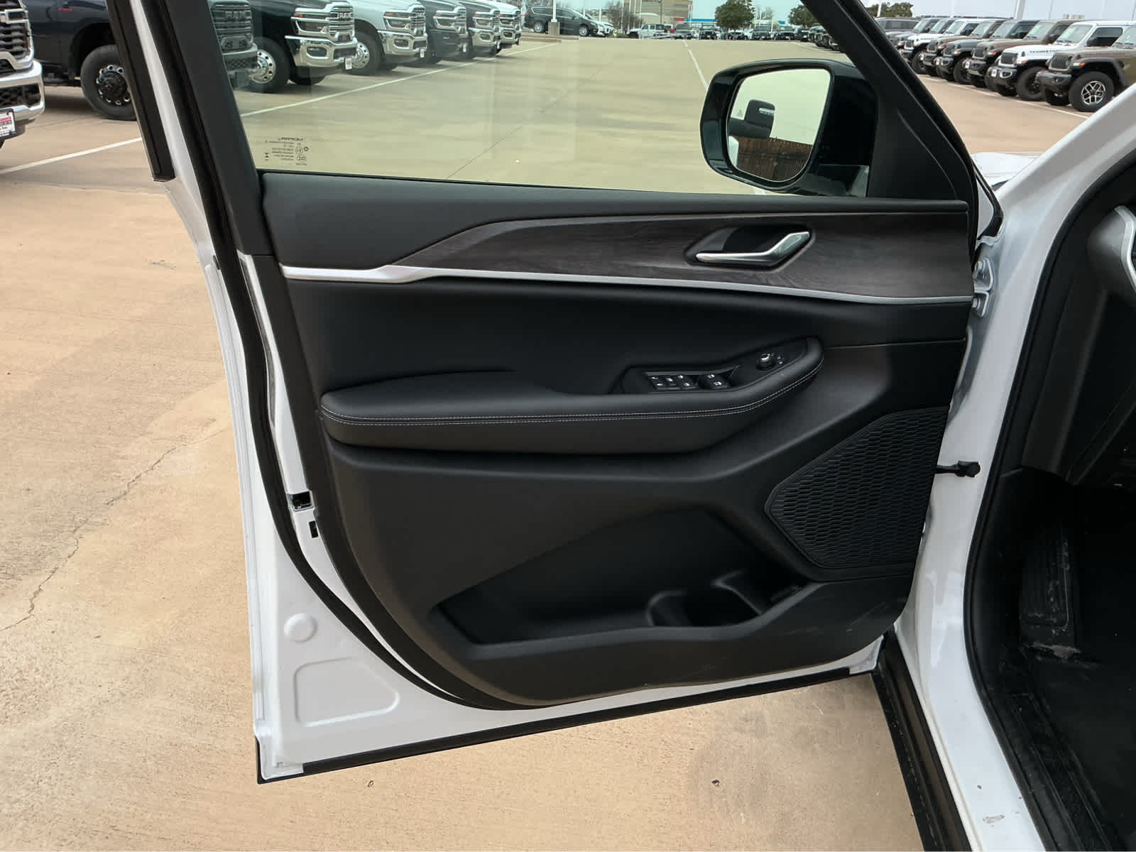 new 2026 Jeep Grand Cherokee car, priced at $45,655