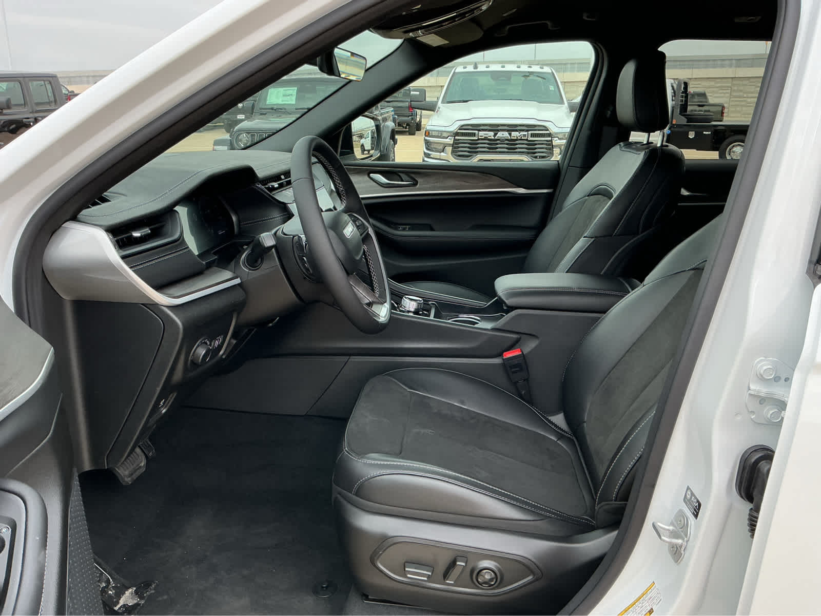 new 2026 Jeep Grand Cherokee car, priced at $45,655