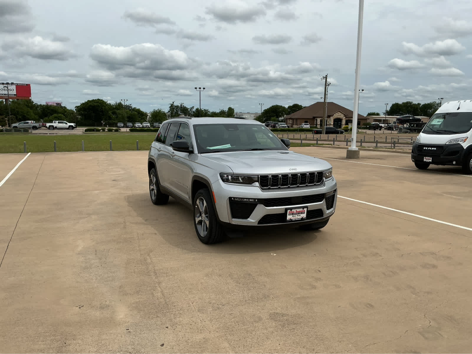 new 2026 Jeep Grand Cherokee car, priced at $42,785