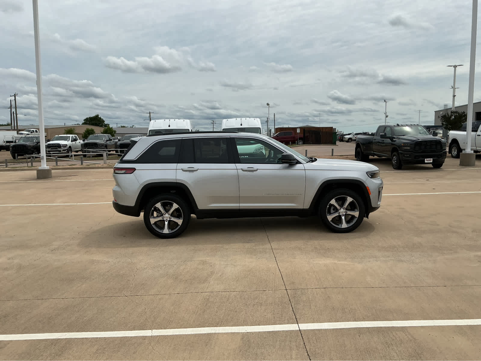 new 2026 Jeep Grand Cherokee car, priced at $42,785