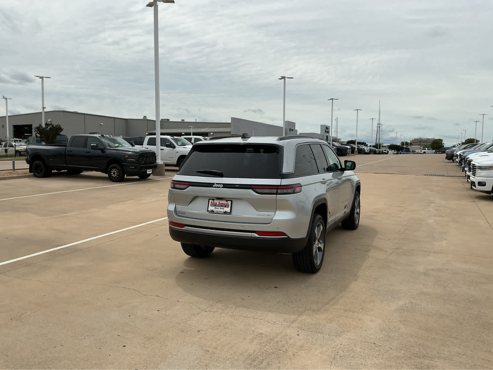 new 2026 Jeep Grand Cherokee car, priced at $42,785