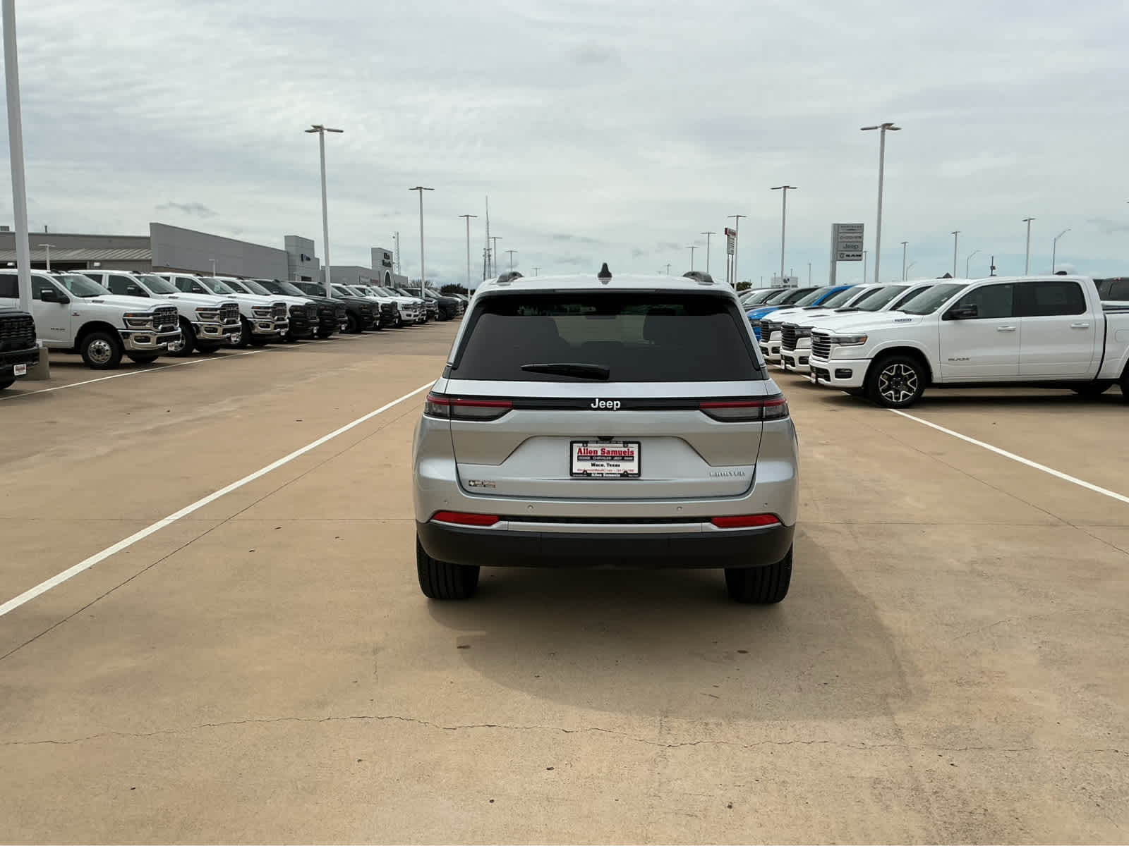 new 2026 Jeep Grand Cherokee car, priced at $42,785