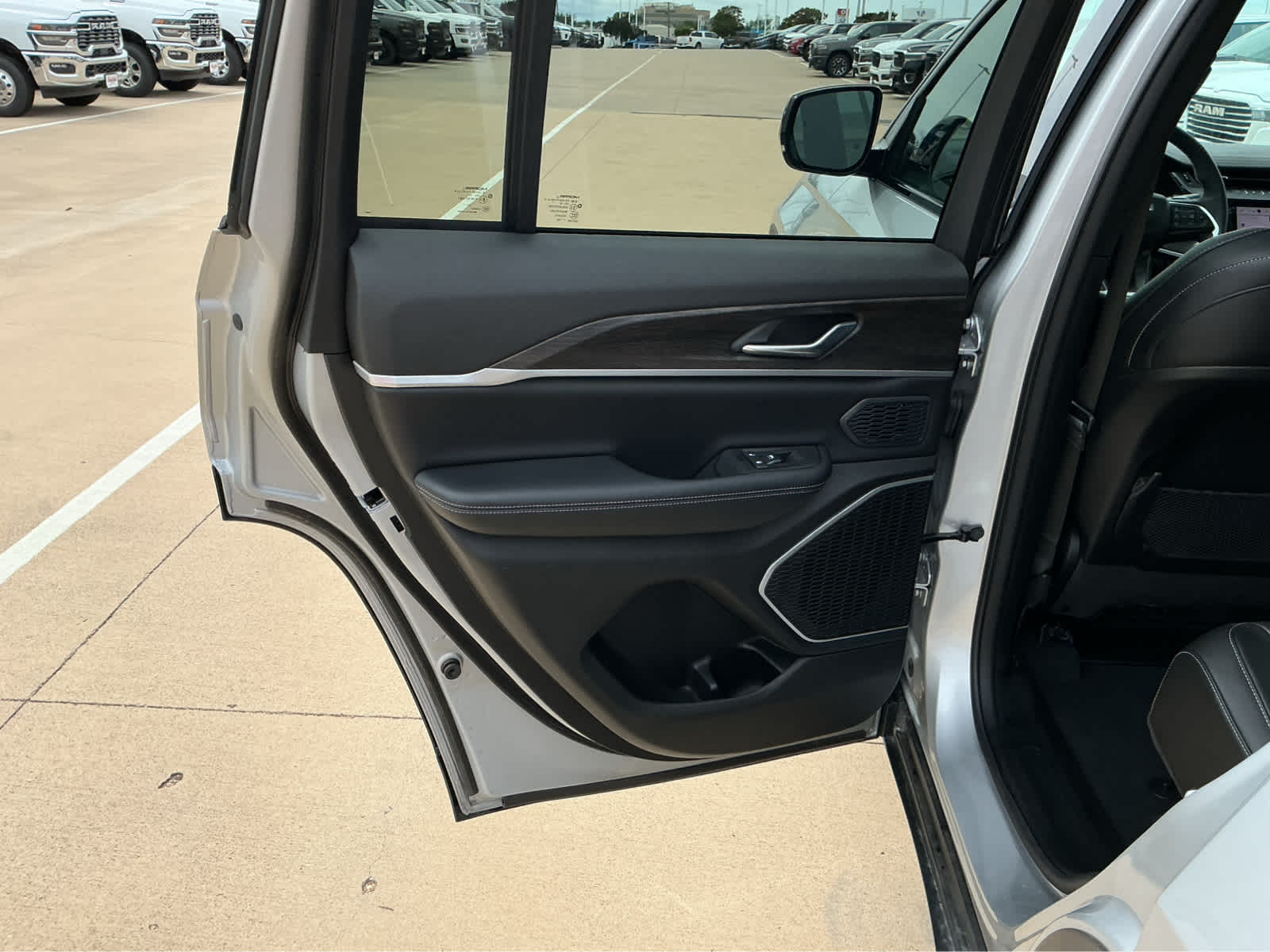 new 2026 Jeep Grand Cherokee car, priced at $42,785
