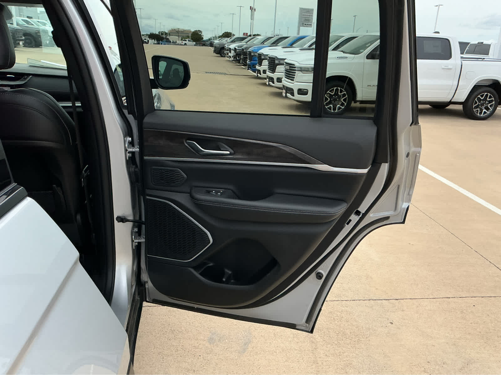new 2026 Jeep Grand Cherokee car, priced at $42,785