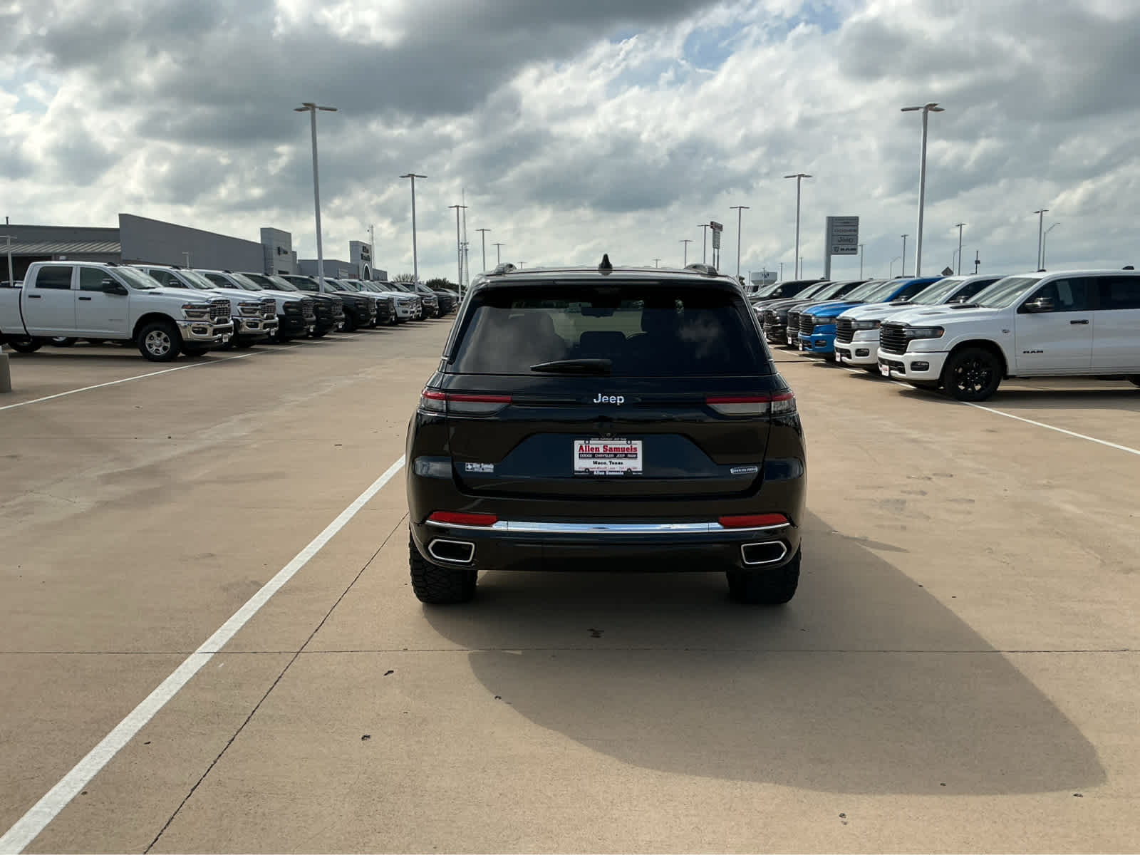 Used Car 2023 Jeep Grand Cherokee  Overland For Sale Under $40,000 In Waco, Texas